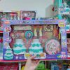 Tự làm bánh kem là trò chơi bất kỳ bé nào cũng thích thú, trò chơi giúp bé rèn luyện được sự khéo léo và kiên nhẫn cho bé.
